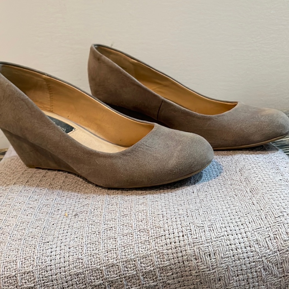 Women’s size 7 gray wedge show. Worn once